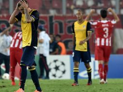 La zaga visitante no estuvo certera en esta ocasión. AFP  A. Messinis.  /