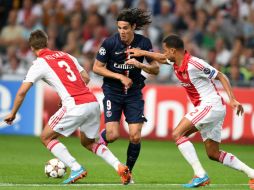 El uruguayo Edinson Cavani (c) adelantó a los franceses en la primera parte. AFP  E. Dunand.  /