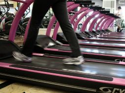 El entrenador debe supervisar que la persona realice bien el ejercicio para que no se lastime. EL INFORMADOR  /