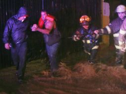 Protección Civil ayuda a un hombre afectado en Nogales. AP M. Popat  /