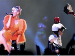 En Monterrey, la cantante fue golpeada por uno de sus bailarines con la Bandera Nacional. EFE STR  /