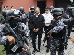 Francisco Flores es custodiado por agentes de la Policía Nacional hacia la prisión donde permanecerá detenido. EFE  R. Escobar  /