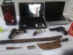 A los detenidos se les aseguraron diferentes armas y dos laptops. ESPECIAL Policía de Tonalá  /
