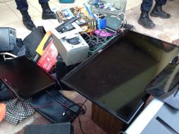 A los ladrones se les encontró electrónica, electrodomésticos, herramientas y hasta medallas. ESPECIA  Policía de Tlajomulco.  /