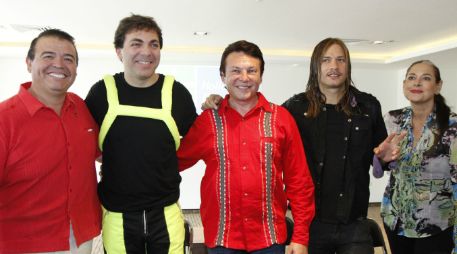 Secretario de Turismo en Sinaloa, Francisco Manuel Córdova, Cristian Castro e Isaura Espinoza hoy en conferencia de prensa.NTX  J.Lira  /