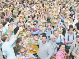 Las instalaciones de la feria lucieron llenas ayer sábado, durante la apertura de la celebración. AFP C. Stache  /