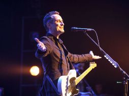 El cantante mostró su talento relatando historias con su particular visión del romance. EL INFORMADOR  J. Mendoza  /