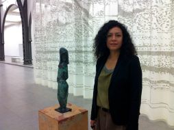 La artista mexicana muestra una escultura de Otto Baum 'La muchacha de pié' que fue desaparecida durante el régimen Nazi. NTX ESPECIAL /