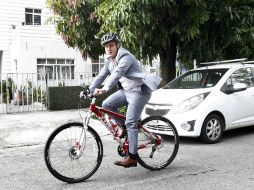 El gobernador Aristóteles Sandoval sale de Casa Jalisco a Palacio de Gobierno en bicicleta. EL INFORMADOR A. Camacho  /