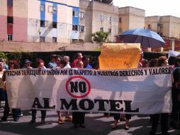 Unos 30 vecinos de la colonia San Miguel de Mezquitán se manifiestan contra la construcción del motel. EL INFORMADOR T. Villaseñor  /