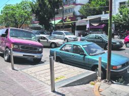 Obstruir banquetas y rampas es una falta grave de conductores porque imposibilita el tránsito de personas con capacidades diferentes. EL INFORMADOR /  F. Atilano