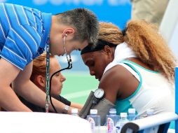 Personal médico atiende a Serena Williams luego de que la tenista pide tiempo fuera. AFP /