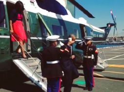 Obama desciende de su helicóptero y saluda a los infantes con café en mano. INSTAGRAM / whitehouse