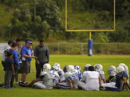 El entrenador de Carneros de la categoría Bantam explica conceptos del juego a sus pupilos. EL INFORMADOR / J. Mendoza
