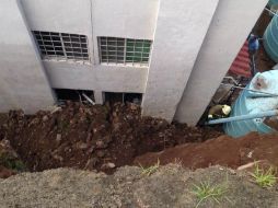 Un montículo posterior al fraccionamiento se desgaja y alcanza a entrar por las ventanas de un departamento. TWITTER / ‏@PCJalisco