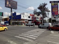 Agentes de Movilidad ayudan a los automovilistas a tomar rutas alternas. EL INFORMADOR / E. Olvera