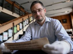 El investigador explora el origen de los libros no catalogados de la institución. AFP / A. Kisbenedek