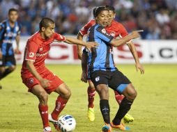 Lucas Lobos del Toluca (i), disputa el balón con Ronaldinho del Querétaro durante el partido disputado en el estadio La Corregidora. AP / C. Palma