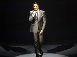 Alejandro Fernández es recibido con una estruendosa ovación y aplausos desmedidos en cuanto sube al escenario. SUN / M. Valdez