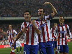 Un cabezazo del mexicano da el cuarto gol al actual campeón español. AP / A. Kudacki