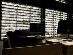 El espacio cuenta con 21 estaciones con sillón y pantalla para realizar las consultas de los filmes que se pueden solicitar. NTX / D. López