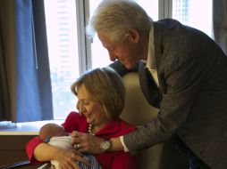 Bill y Hillary Clinton saludan a su primera nieta. AP / J. Davidson, Oficina del presidente Clinton