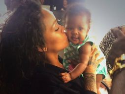 Su último look, consistente en una larga melena negra, le ha costado siete mil libras. TWITTER / @rihanna