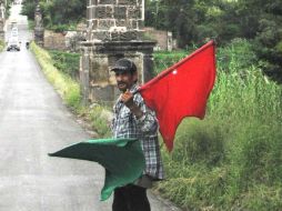 En Puente Grande, el 'Güero' con una bandera verde y otra roja es el que dice quién sale y quién no. EL INFORMADOR / P. Fernández