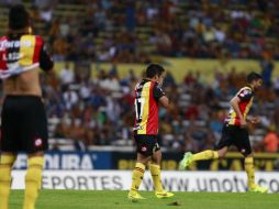 Jugadores de Leones Negros lamentan la derrota en el estadio Jalisco. EL INFORMADOR / E. Pacheco