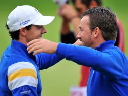 Rory McIlroy y Graeme McDowell (d) celebran su victoria en Gleneagles. AFP / G. Kirk