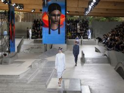 Modelo de Kenzo presenta prenda de la colección Primavera-Verano 2015. AFP / P. Kovarik