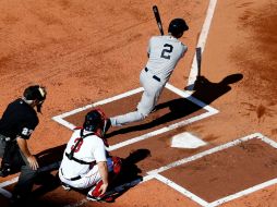 Los rivales de Boston se ponen de pie a aplaudir tras el batazo de Jeter. AFP / J. Rogash