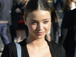 En la Semana de la Moda de París lucio el escote que casi le llega al ombligo. EFE / C. Blumberg