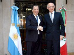 Timmerman (d) oficializa la invitación de Fernández a Peña Nieto a que visite Argentina. NTX / ESPECIAL