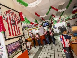 El tradicional sabor de la torta ahogada se mezcla con el amor al Guadalajara en este rincón de la ciudad. EL INFORMADOR / F. Atilano
