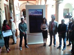 Durante la inauguración se hace entrega de un reconocimiento del Congreso del Estado al artista. TWITTER / @LegislativoJal