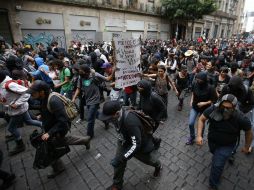 Se muestran resistentes a que les tomen fotos y videos, mientras gritaban 'prensa amarillista'. AP / E. Verdugo