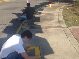 os servidores públicos llevaron  su propia brocha y pintura para remozar este lugar. TWITTER / @MarcoFuentesB