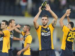 El jugador del Hellas Vernona, Panagiotis Tachtsidis (c) celebra con sus compañeros de equipo después de ganar el partido. EFE / F. Venezia