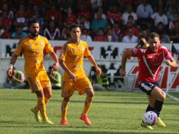 Acción de juego entre los jugadores de ambas escuadras. MEXSPORT / L. Monroy