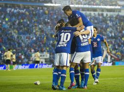 Jugadores de Cruz Azul festejan el gol de Gerardo Giménez. MEXSPORT / O. Aguilar