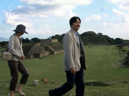 El príncipe Akishino y su esposa Kiko visitan la zona arqueológica de Monte Albán. AFP / P. Castellanos