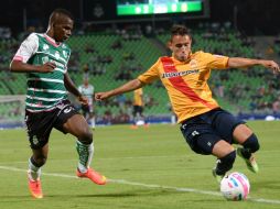 Carlos Guzmán de Morelia disputa el balón con Carlos Darwin Quintero. MEXSPORT / L. Fuentes