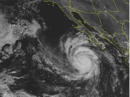 Simón avanza hacia el noroeste a 17 kilómetros por hora, con vientos máximos de 185 kilómetros por hora y rachas de hasta 220. AP /