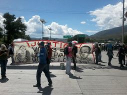 Los manifestantes esperan el arribo de autoridades para que puedan llegar a algún diálogo. SUN / C. Rogel