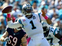 Cam Newton suma 19 de 35 pases para 255 yardas, dos touchdowns y una intercepción. AFP / S. Lecka