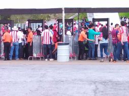 Los asistentes al Clásico Tapatío tuvieron que pasar por varios filtros de seguridad. EL INFORMADOR /