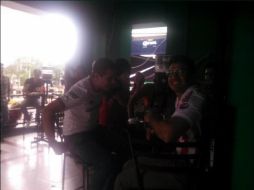 Aficionados de los Zorros y las Chivas ven el Clásico. EL INFORMADOR / R. Alarcón