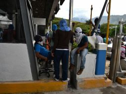 Un grupo de estudiantes pide cuota 'voluntaria' a los automovilistas para que puedan pasar. AFP / Y. Cortés