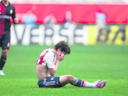 Carlos Fierro se lamenta una llegada fallida ante la mirada de Alfonso González; Chivas tuvo 13 remates, Atlas 9. EL INFORMADOR / J. Mendoza